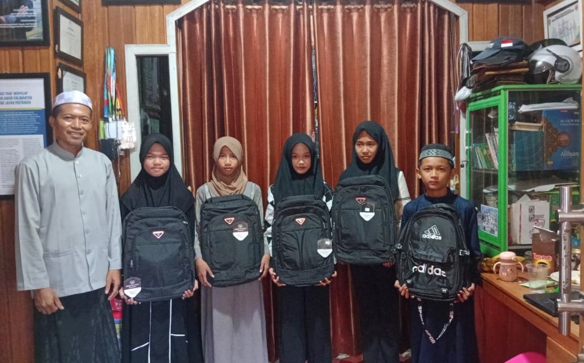 CV Aqsha dan LAZ Al Azhar Salurkan Alat Sekolah untuk Anak Yatim